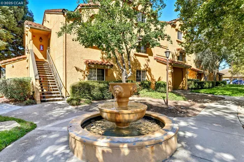 a view of a fountain in the front of a house