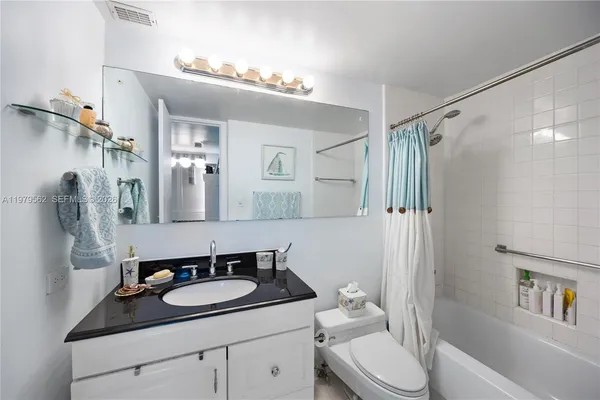 $3,750 | 5055 Collins Avenue, Unit 5N, Miami Beach, FL 33140