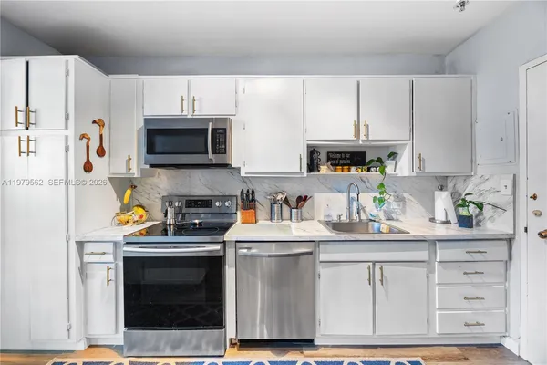 $3,750 | 5055 Collins Avenue, Unit 5N, Miami Beach, FL 33140