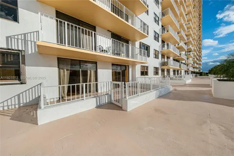 $2,350 | 290 174th Street, Unit 307, Sunny Isles Beach, FL 33160