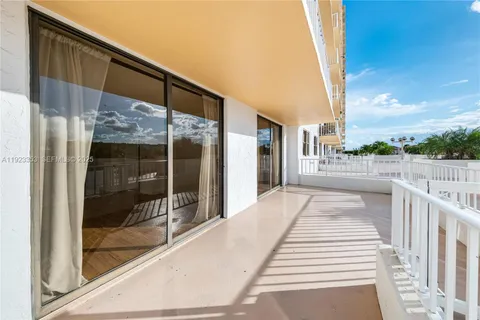 $2,350 | 290 174th Street, Unit 307, Sunny Isles Beach, FL 33160