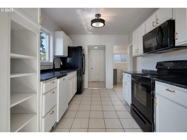 $369,900 | 1523 Northeast 12th Street, Lincoln City, OR 97367