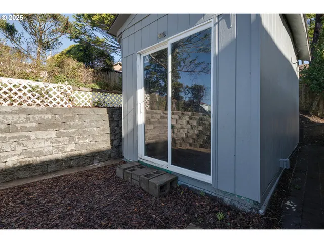 $369,900 | 1523 Northeast 12th Street, Lincoln City, OR 97367