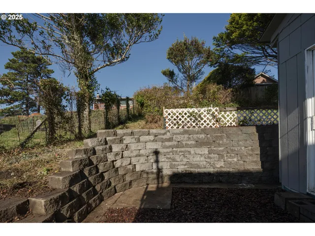 $369,900 | 1523 Northeast 12th Street, Lincoln City, OR 97367