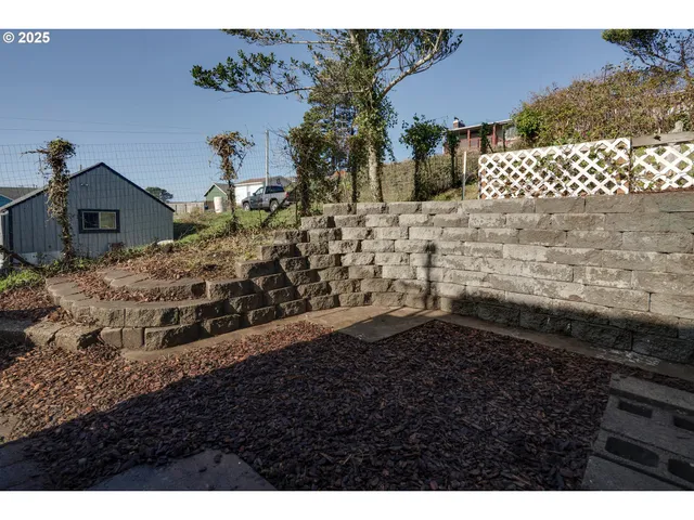 $369,900 | 1523 Northeast 12th Street, Lincoln City, OR 97367