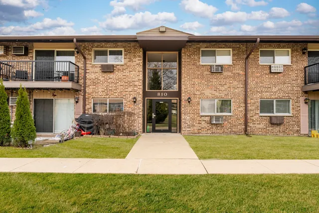 $189,000 | 810 East Old Willow Road, Unit 209, Prospect Heights, IL 60070