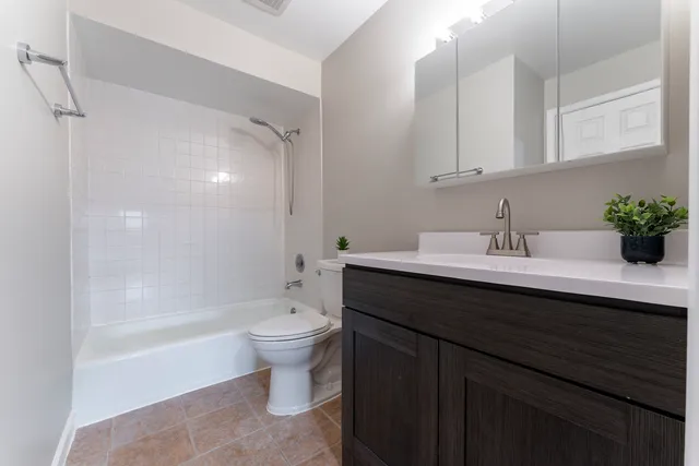 $189,000 | 810 East Old Willow Road, Unit 209, Prospect Heights, IL 60070