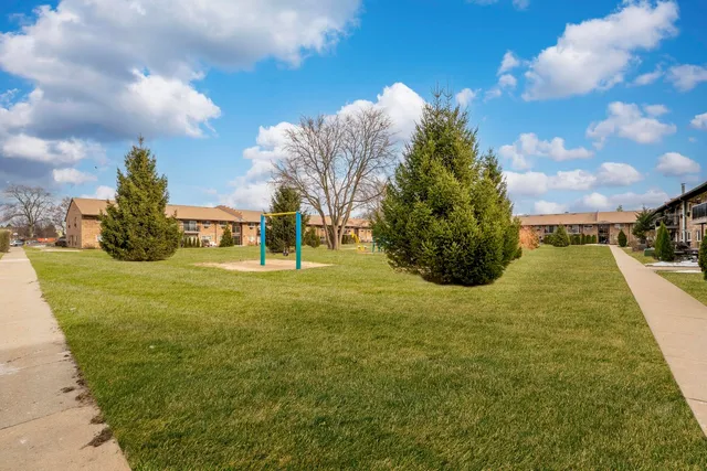 $189,000 | 810 East Old Willow Road, Unit 209, Prospect Heights, IL 60070