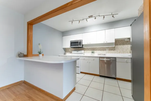 $189,000 | 810 East Old Willow Road, Unit 209, Prospect Heights, IL 60070