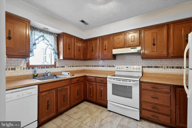 $425,000 | 7763 Wolford Way, Lorton, VA 22079