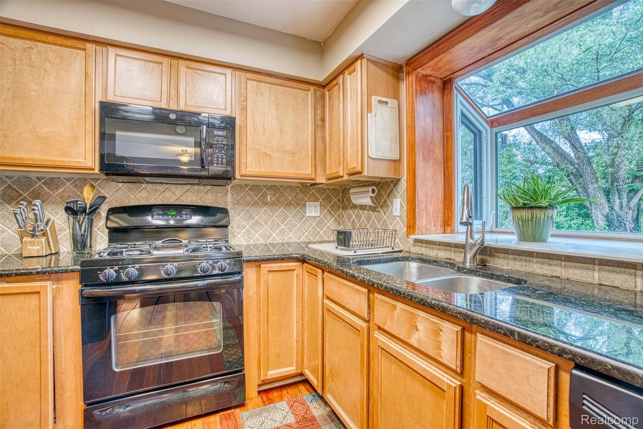 949 Homestead Court Rochester, MI 48309 - Photo 16 of 39 Kitchen 2.jpg