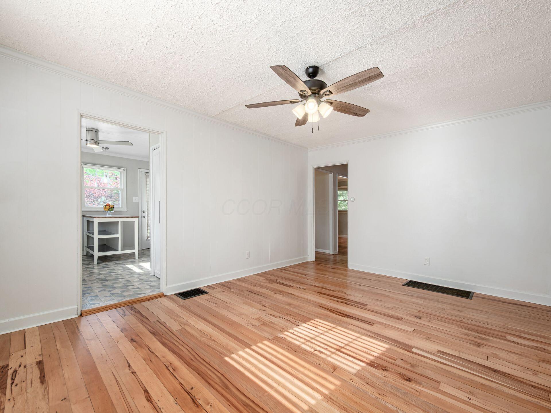 199 East Weisheimer Road Columbus, OH 43214 - Photo 4 of 33 Living room