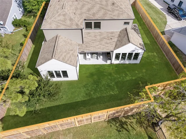 a view of a house with backyard