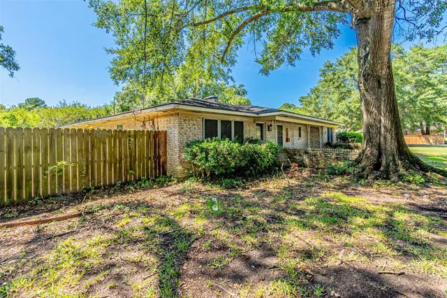 a view of backyard with a garden and trees