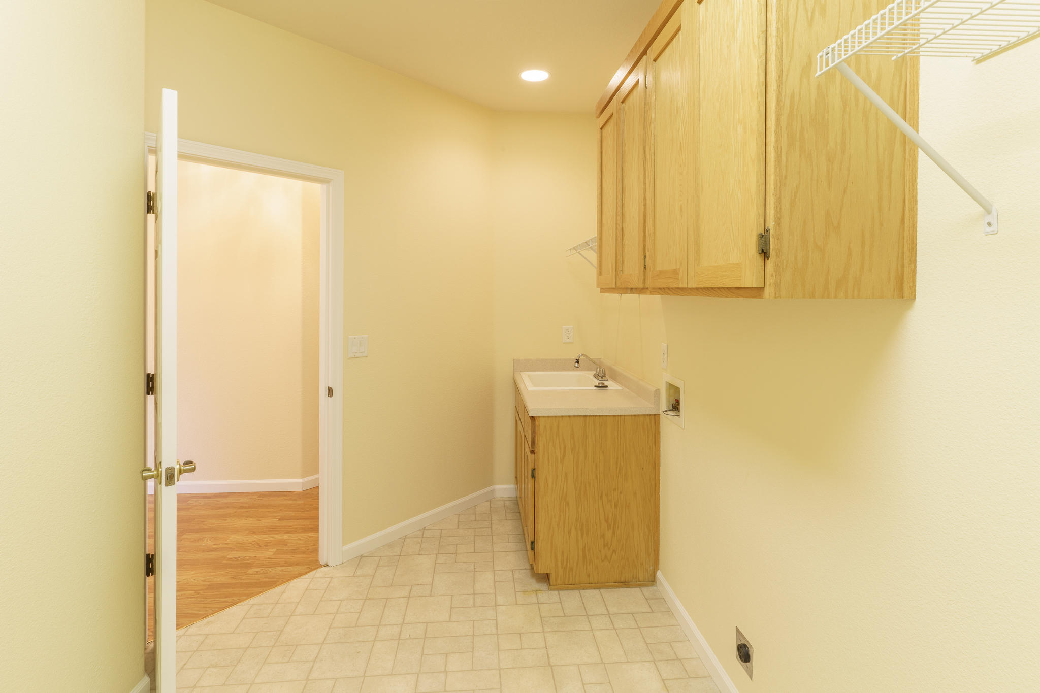 536 Ridgeway Circle Central Point, OR 97502 - Photo 24 of 31 Large laundry room