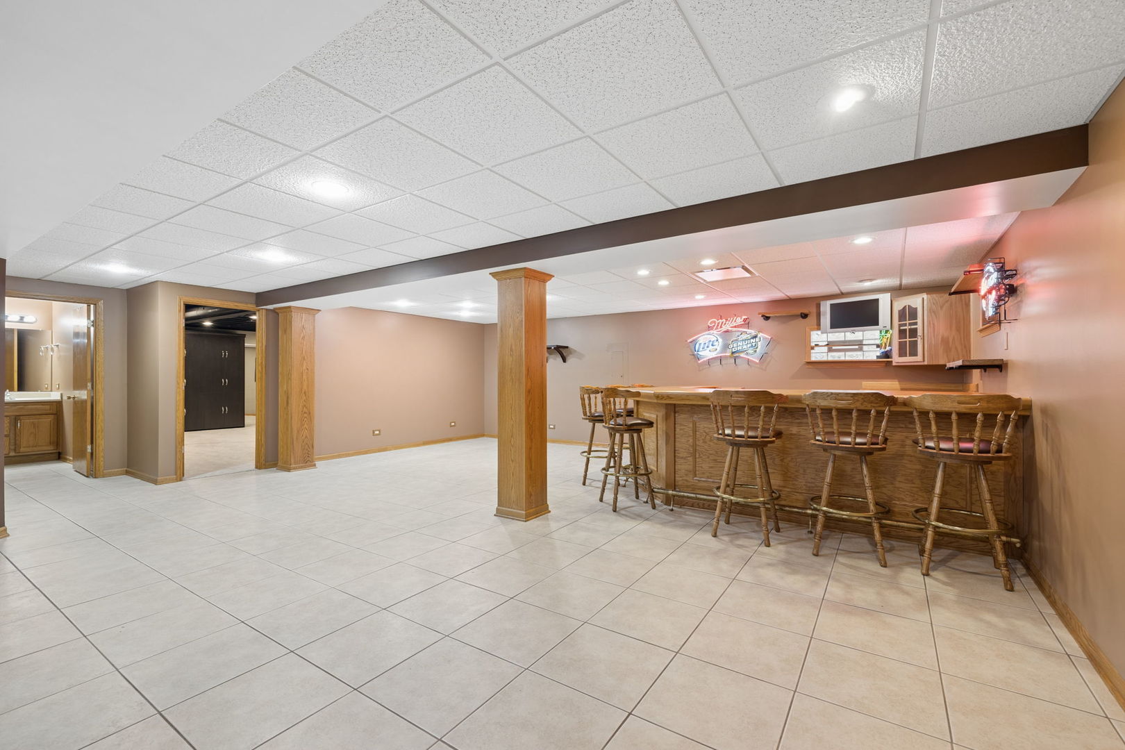 1336 Tralee Lane Lockport, IL 60441 - Photo 22 of 35 a view of a hall with chairs