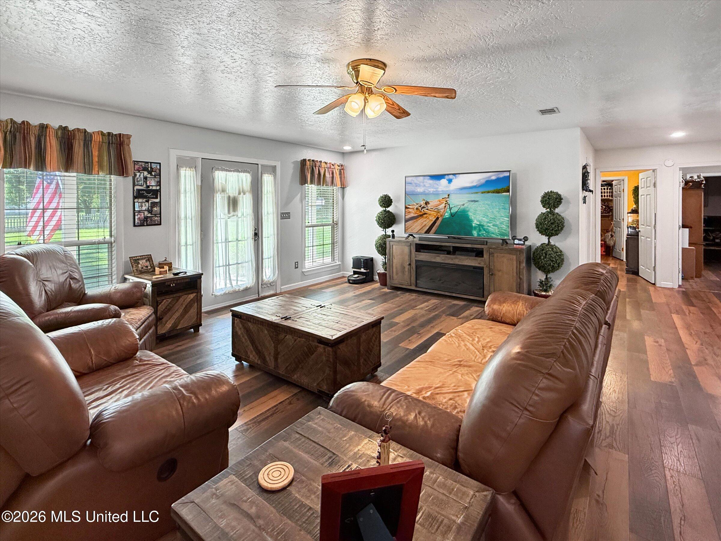 3506 Jerry Davis Road Moss Point, MS 39562 - Photo 12 of 34 Living Room