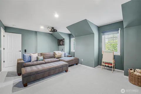 $1,340,000 | 7124 Chanticleer Avenue Southeast, Snoqualmie, WA 98065