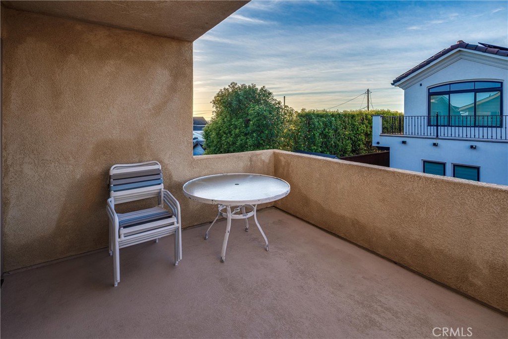 33 23rd Street Cayucos, CA 93430 - Photo 17 of 31 a balcony with table and chairs