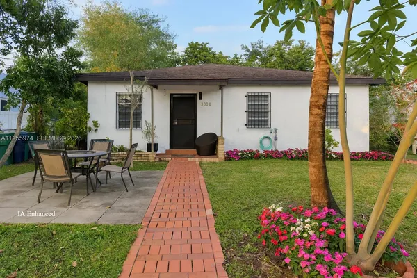 a view of a house with backyard