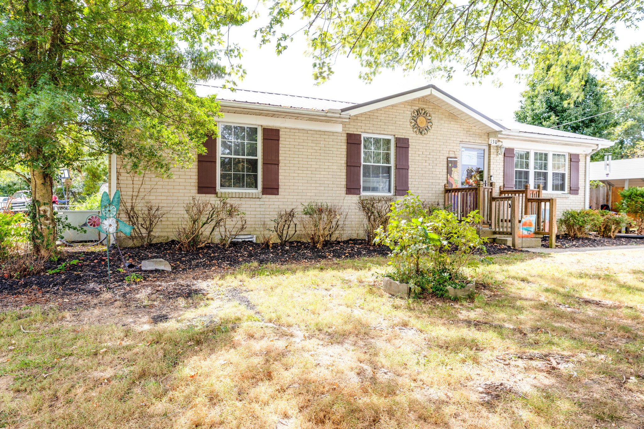 a view of a house with yard