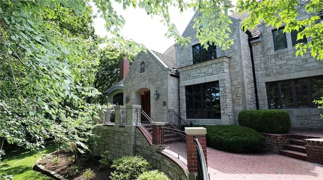 $2,985,000 | 16940 Stonehaven Drive, Loch Lloyd, MO 64012