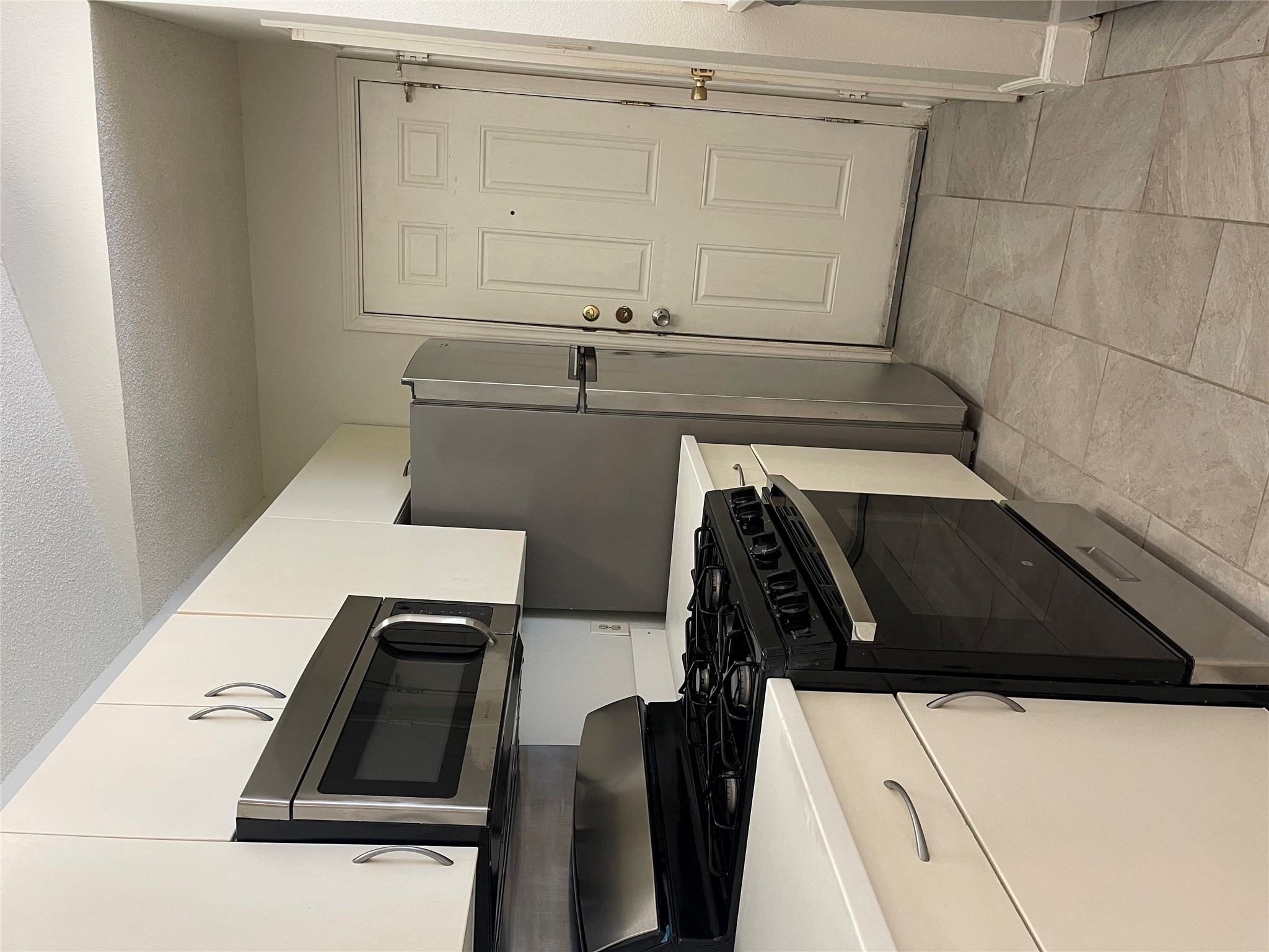 2031 Redwing Way Round Rock, TX 78664 - Photo 11 of 25 Culinary delights await in this compact kitchen with essential appliances and sleek cabinetry.