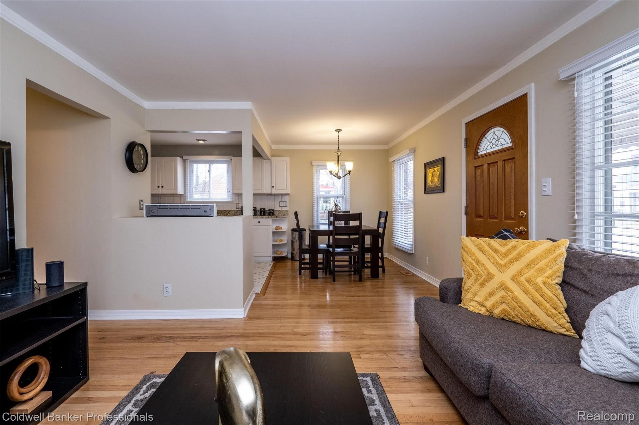 1089 Cambridge Road Berkley, MI 48072 - Photo 5 of 34 1089 Cambridge (6 of 38).jpg