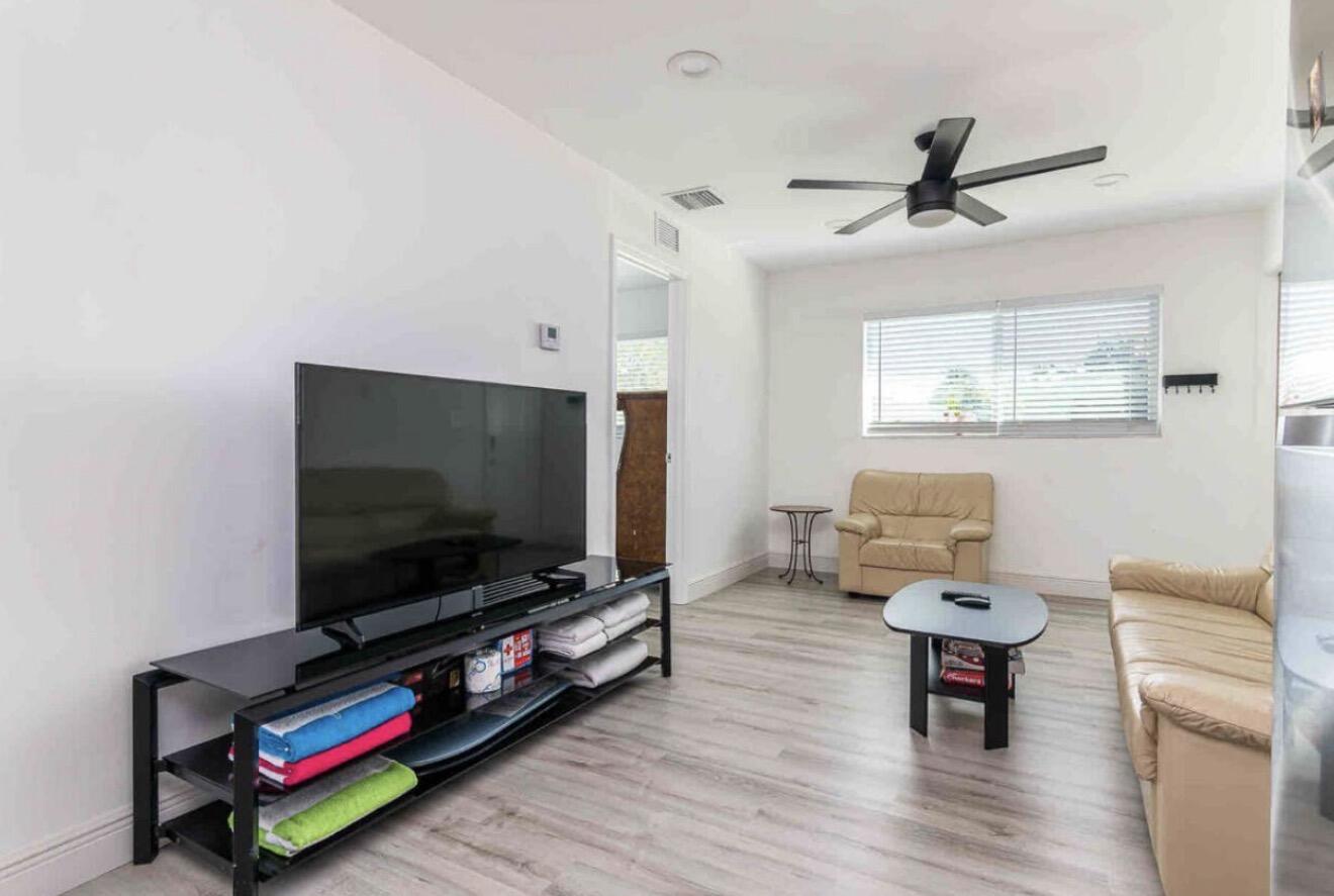 2499 Northeast 2nd Avenue, Unit B Boca Raton, FL 33431 - Photo 6 of 12 IMG_8654