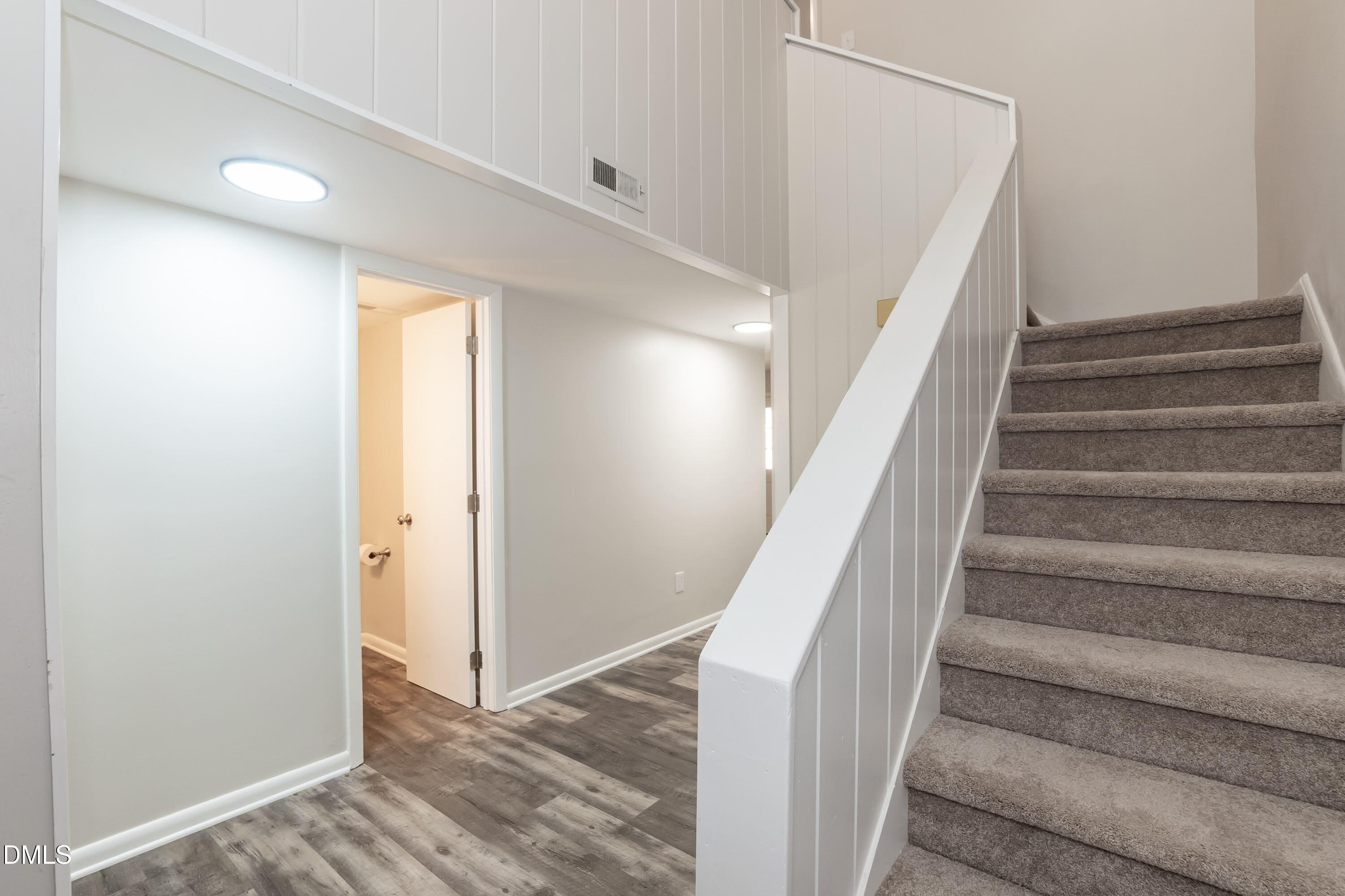 709 East Millbrook Road Raleigh, NC 27609 - Photo 6 of 26 Enterance 01 (23)
