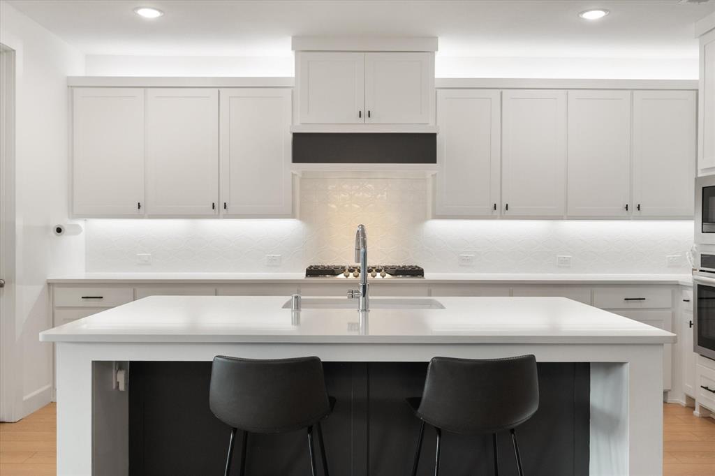 208 Scottish Way Mansfield, TX 76063 - Photo 11 of 38 Breakfast bar!