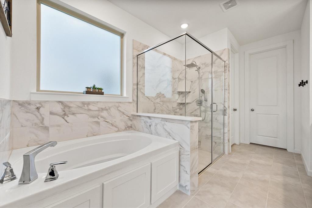 208 Scottish Way Mansfield, TX 76063 - Photo 21 of 38 Relax in luxury in your en-suite!