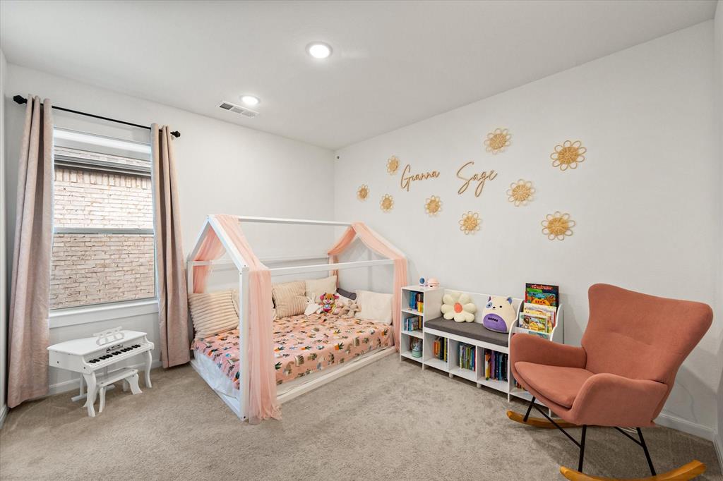 208 Scottish Way Mansfield, TX 76063 - Photo 26 of 38 Spacious bedroom with walk-in closet!