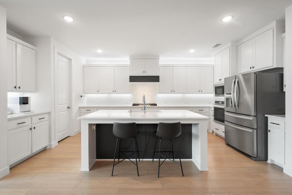 208 Scottish Way Mansfield, TX 76063 - Photo 10 of 38 Large breakfast bar & stainless steel appliances!