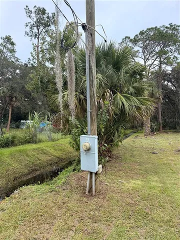 a view of a bench in the middle of a yard