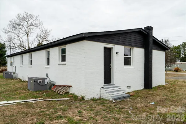 a view of a house with backyard