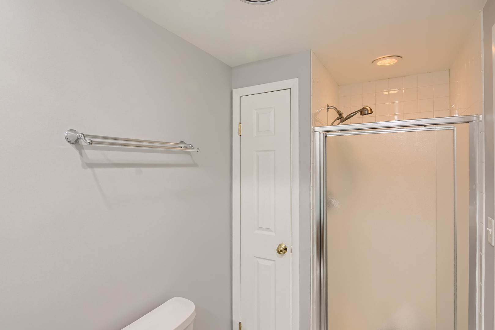 424 North Salem Drive Schaumburg, IL 60169 - Photo 20 of 26 a bathroom with a shower