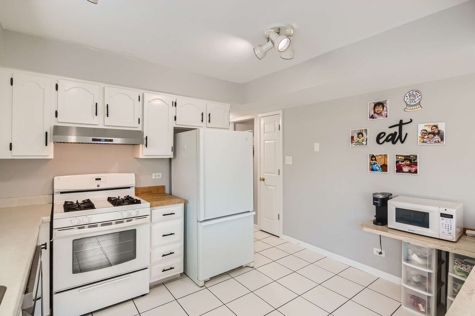 424 North Salem Drive Schaumburg, IL 60169 - Photo 5 of 26 a kitchen with granite countertop cabinets and white appliances
