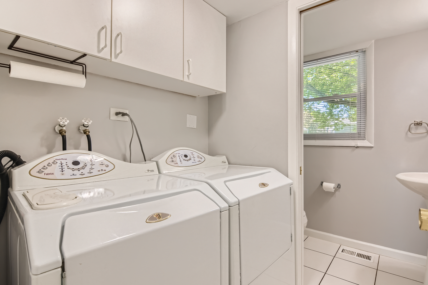 424 North Salem Drive Schaumburg, IL 60169 - Photo 10 of 26 a utility room with dryer and washer