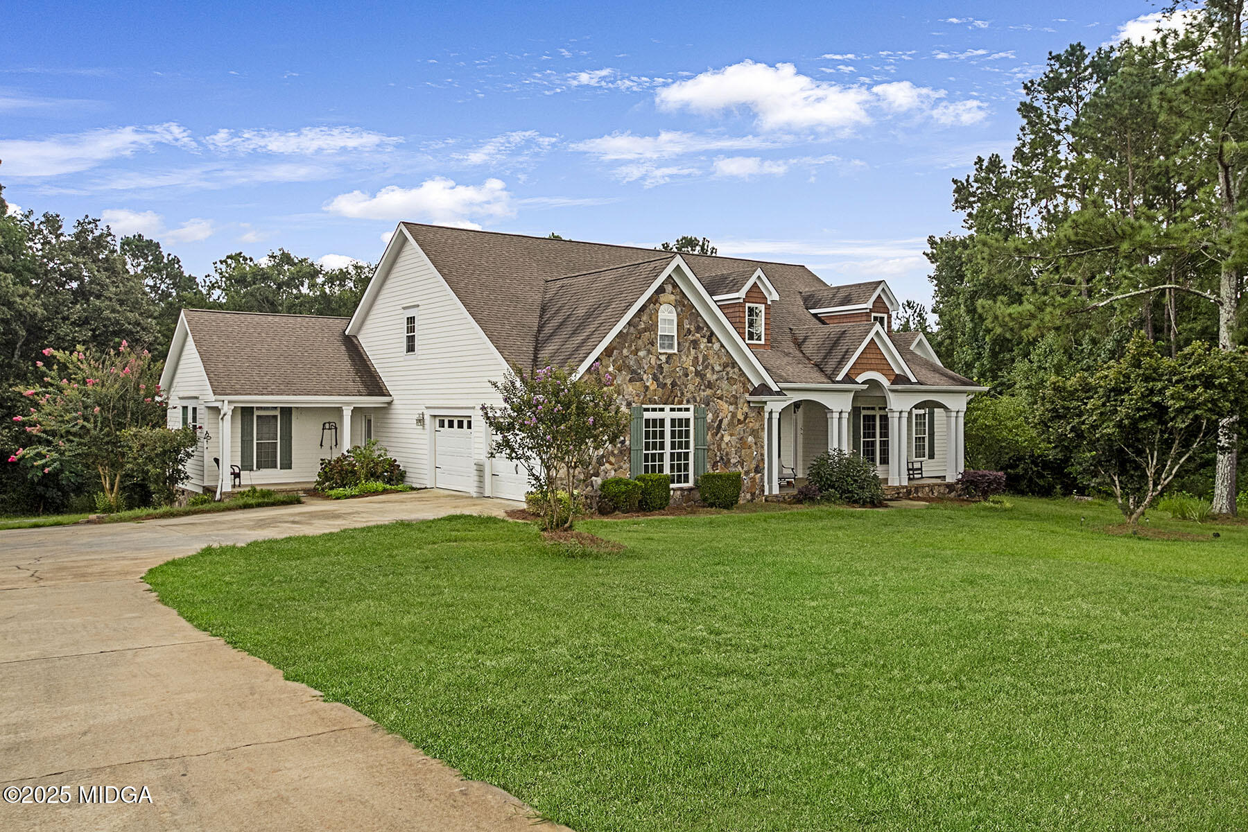 532 King Road Forsyth, GA 31029 - Photo 2 of 47 a front view of a house with a garden