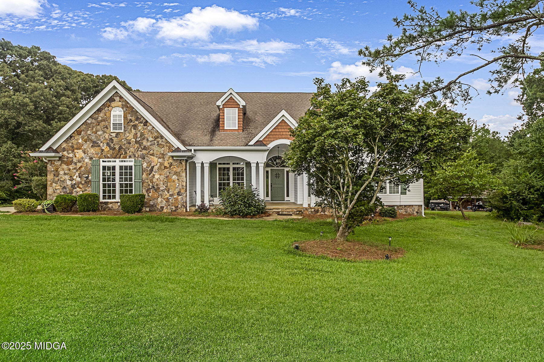 532 King Road Forsyth, GA 31029 - Photo 3 of 47 a front view of a house with a yard
