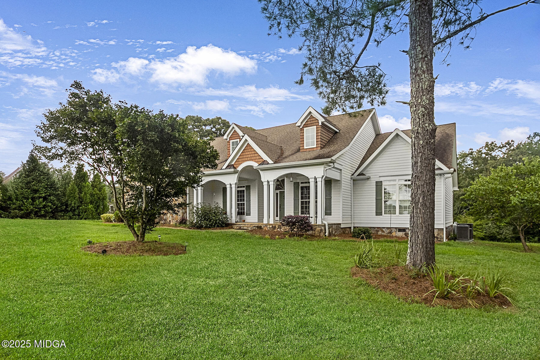 532 King Road Forsyth, GA 31029 - Photo 4 of 47 a front view of a house with a garden