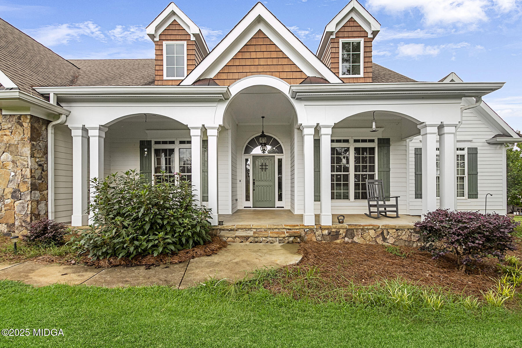 532 King Road Forsyth, GA 31029 - Photo 5 of 47 a front view of a house with a garden