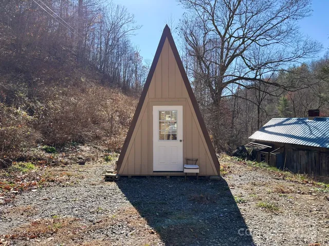 $295,000 | 520 Renfro Rd Green Mountain, Green Mountain, NC 28740