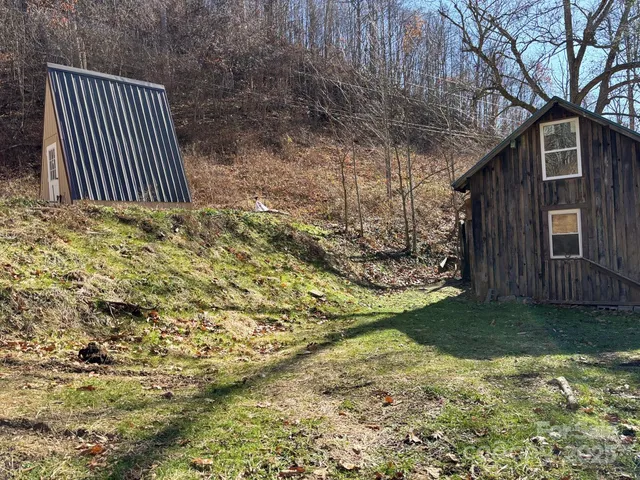 $295,000 | 520 Renfro Rd Green Mountain, Green Mountain, NC 28740