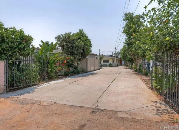 a view of a backyard