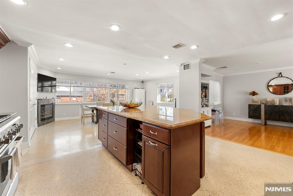 1070 Cumbermeade Road Fort Lee, NJ 07024 - Photo 8 of 34