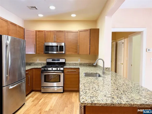 $620,000 | 1305 Windsor Park Court, Unit 305, Englewood, NJ 07631