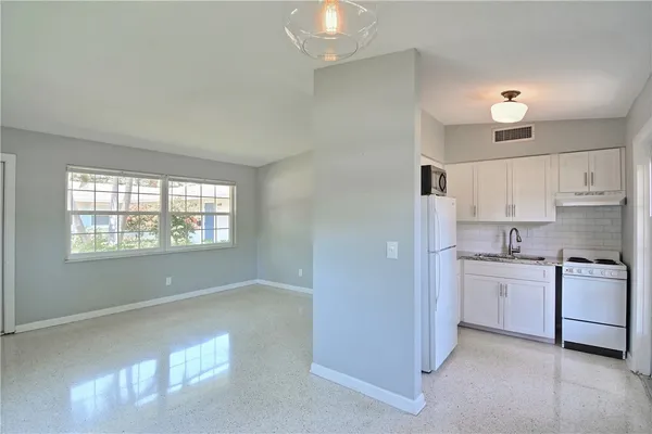 $1,800 | 3200 Eagle Drive, Unit 2, Vero Beach, FL 32963