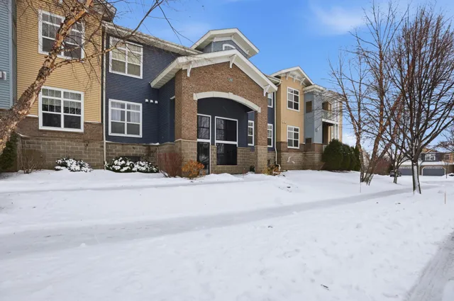 $325,000 | 1840 Freedom Lane, Unit 102, Chanhassen, MN 55317